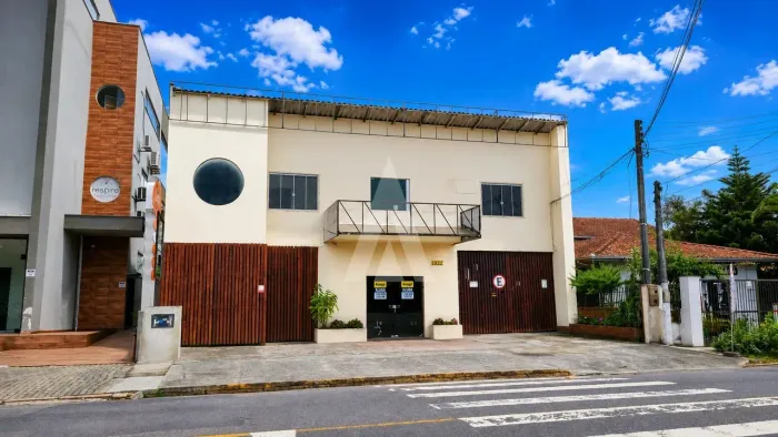 Sobrado com 5 quartos, terraço com churrasqueira e 4 vagas de garagem cobertas
