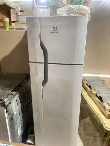 Faço manutenção de geladeiras e ar condicionado