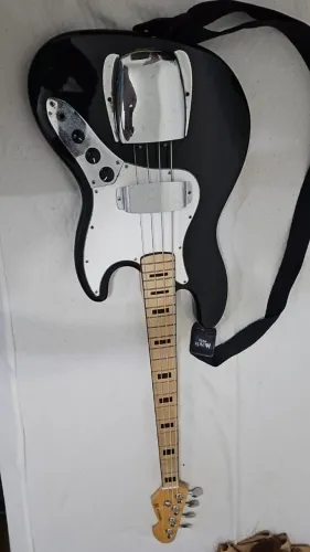 Baixo Michael JB BM675N + Pedaleira B1on Zoom (também vendo só 1 item separado)