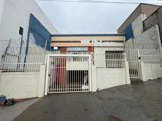 Casa ampla com 3 quartos, sendo 1 suíte no Bairro Araés ideal para uso comercial