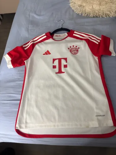 Blusa do bayern munchen nova quase nunca usada mais com algumas manchinhas pequenas TAM P