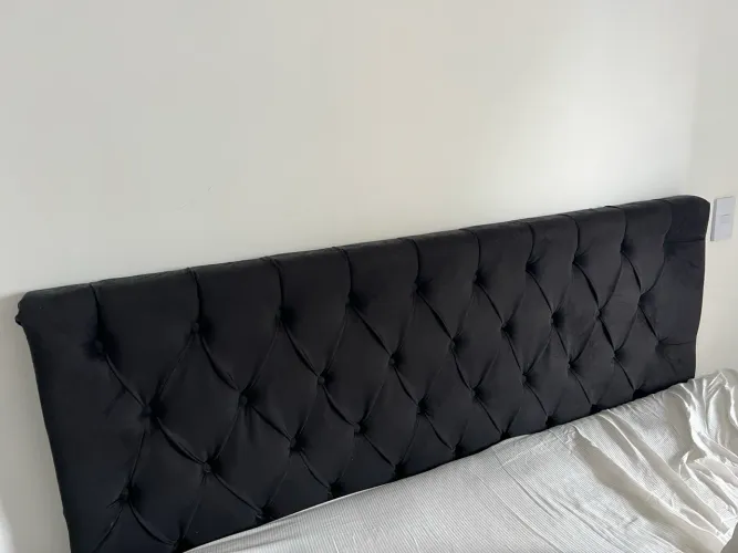 Cabeceira Estofada Capitonê Veludo Preto (Casal / Queen) - Elegante e Sofisticada