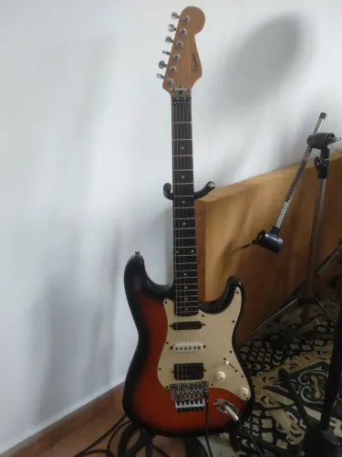 Oportunidade Guitarra Squier Stratocaster Floyd Rose original 