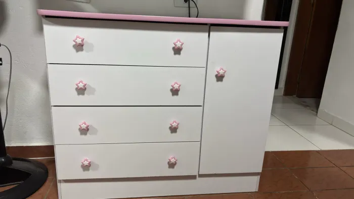 Berço,cômoda  e guarda-roupa de menina 