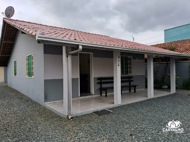 Casa mobiliada com 5 quartos, edícula e amplo terreno para locação anual no Bairro São Cri