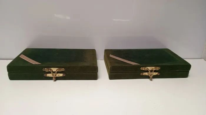 porta-joias revestidas em veludo verde com fechos metálicos dourados 22 x 14 x 4 cm