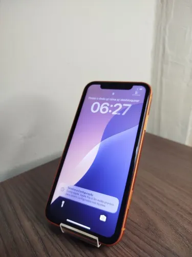 iPhone XR 128 GB na carcaça do 17 laranja