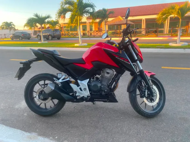 Moto Twister CB 300 Vermelha