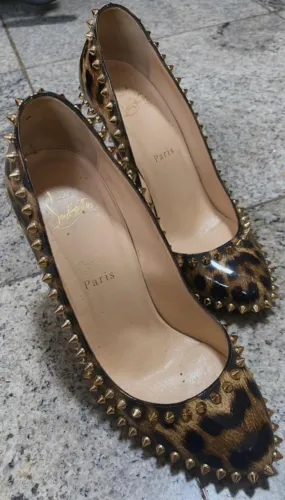 Louboutin onça com spikes
