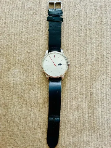 Relógio Lacoste com pulseira de couro