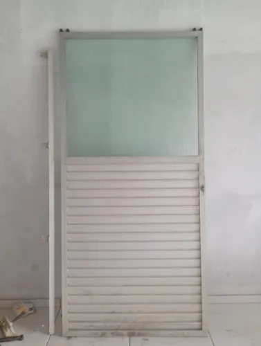 Porta de alumínio 210 por 1,6 