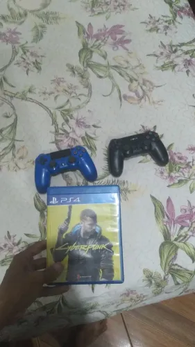 Duas manetes de ps4 e 1 jogo original 