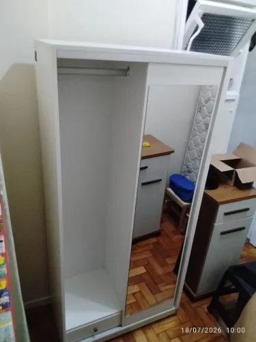 Roupeiro com espelho e prateleiras