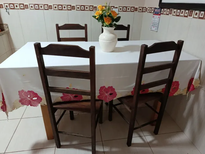 Mesa com 4 cadeiras em madeira nova falta apenas acabamento.