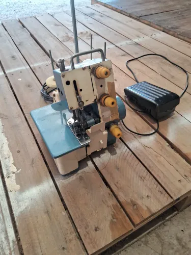 Vendo máquina overlok funcionando mais precisa de manutenção ok Vendo por 100 reais
