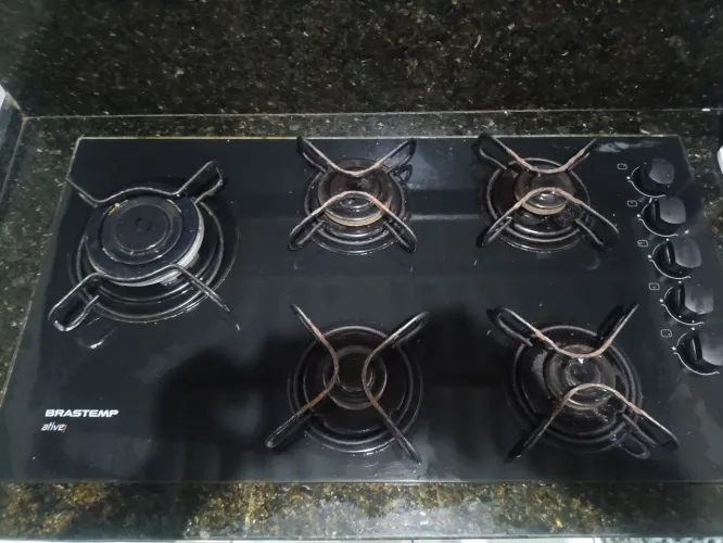 Cooktop Brastemp 5 bocas junto com a peça de granito verde Ubatuba
