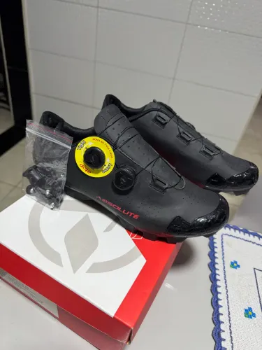 Vendo sapatilha para MTB lacrada número 43