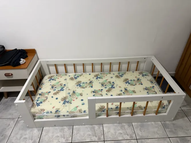 Cama infantil Montessori com colchão