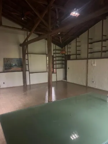 Casa de 3 quartos, ampla, piscina, varanda e quintal