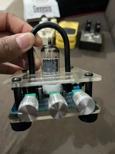 Pré amplificador valvulado pra guitarra marca mackout