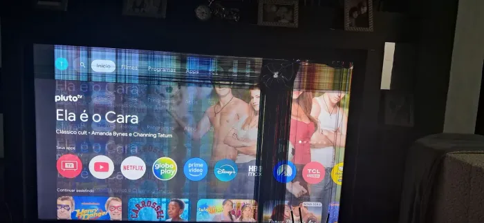 Vendo TV TCL 650755 de 65 polegadas com tela quebrada.A TV é ideal para assistência tcn