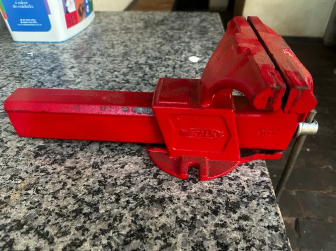 Morsa de Bancada Metaly em Ferro Fundido