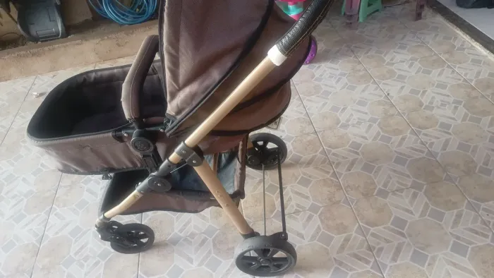 Carrinho bebê Moisés mais bebê conforto Galzerano valor 750,00