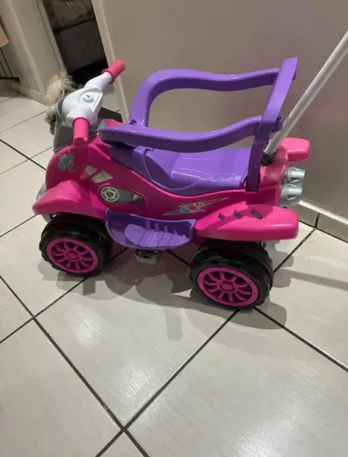 Quadriciclo infantil de passeio 
