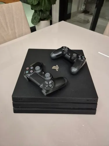 PS4 PRO com mais de 2 mil jogos. Produto com nota fiscal e garantia até julho de 2027.