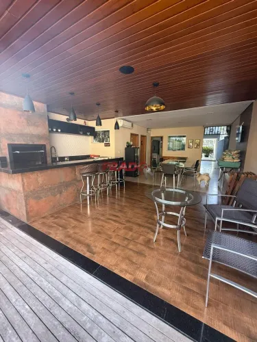Sobrado à venda em Maringá, Vila Morangueira, com 2 quartos, com 206 m²