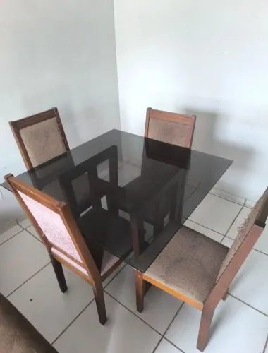 Jogo de Mesa com 4 cadeiras.
