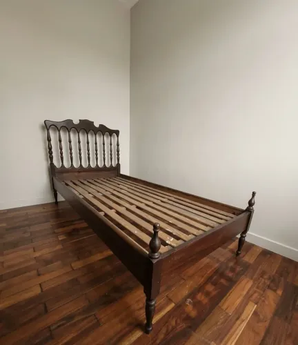 Cama de solteiro em madeira maciça estilo colonial