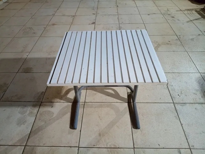 MESA ESCRIVANINHA TIPO ESCOLAR COM BASE DE METAL RESISTENTE E TAMPO EM MDF RIPADO