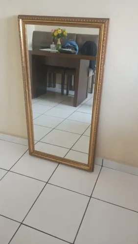 ESPELHO COM MOLDURA EM MEDINDO 58 CM DE LARGURA E 108 CM DE COMPRIMENTO
