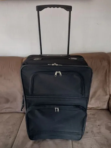 Vendo mala de viagem 23 kg funciona todos zíper e as rodinhas é usada ok