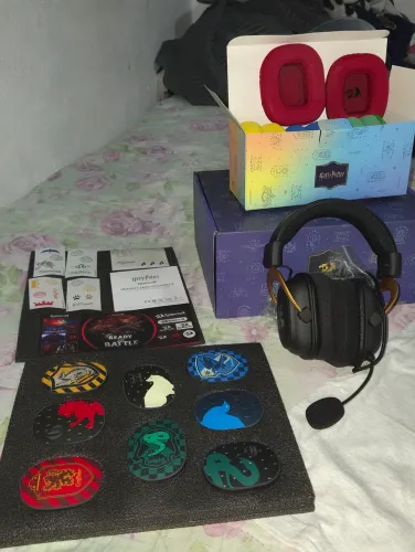Headset Gamer RedRragon Harry Potter Zeus Hogwart's RGB Special Edition Preto e Dourado