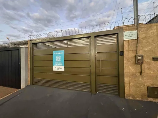 Casa disponível para locação, com 100m² de área construída, próximo ao Supermercado Dinami