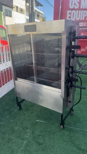 Forno de assar galeto funcionando perfeitamente