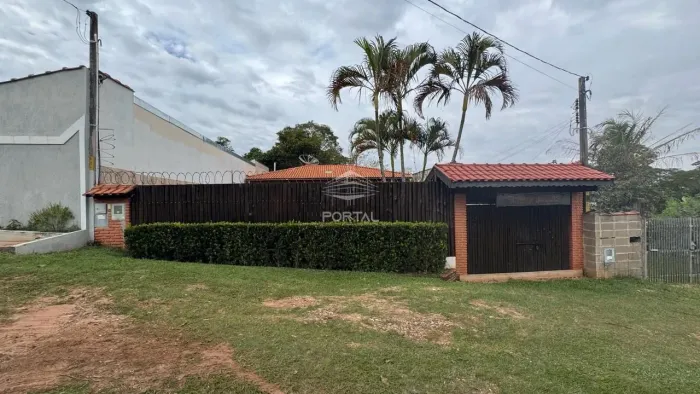 Lindo rancho na Broa, com piscina, churrasqueira, mesa de sinuca, 02 dormitórios
