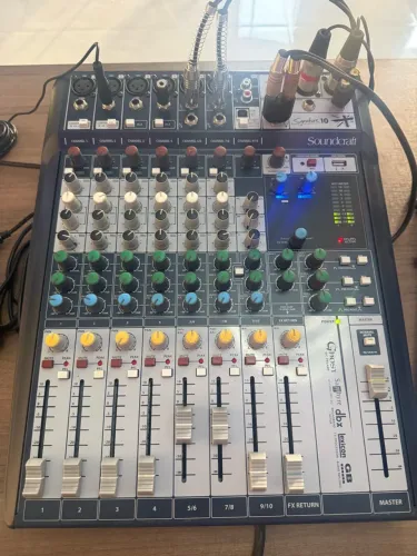 Mesa de áudio soundfraft 10 canais pouco usado