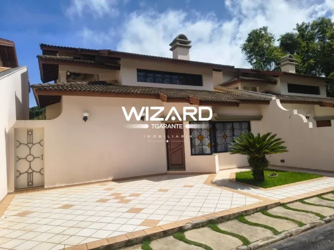 Casa para aluguel em Atibaia, Condomínio fechado com 310 m², 2 vagas de garagem, 3 suítes,