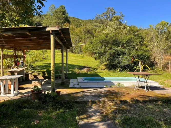Sítio de 4.500m² com Casa e com nascente de água em Palhoça