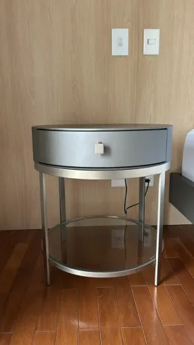 Mesa de cabeceira Artefacto