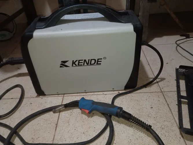 Vendo uma máquina de solda MiG c/sem gás