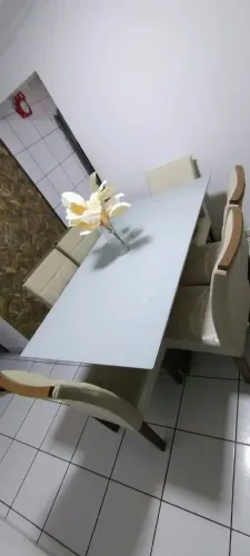Mesa com 6 cadeiras e rack.