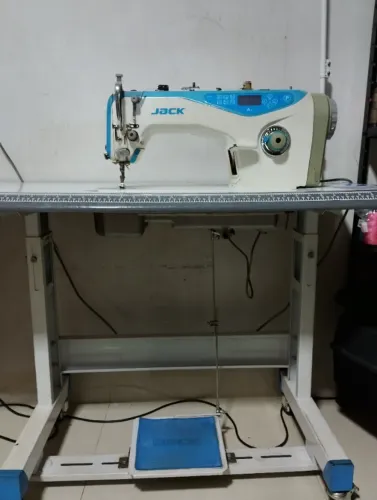 Máquina de costura Jack A4 semi nova bem conservada