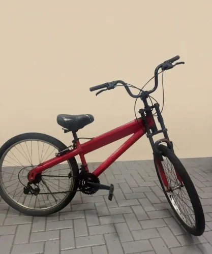 Bicicleta Esportiva Vermelha com Suspensão Dupla