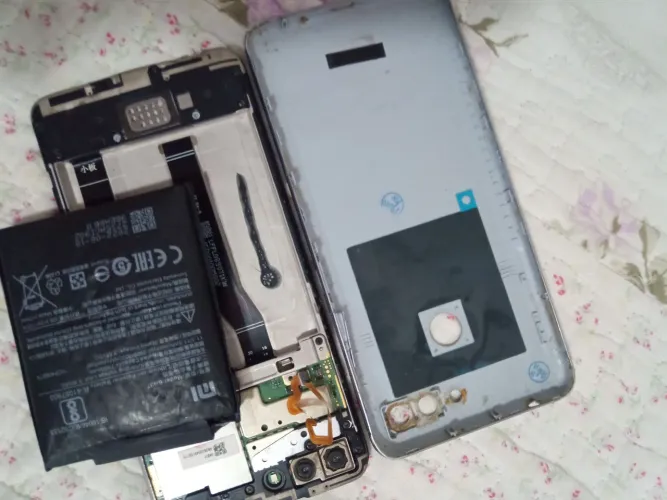 Redmi 8 lite com problema de bateria e trincado na tela mas ligavam Antes
