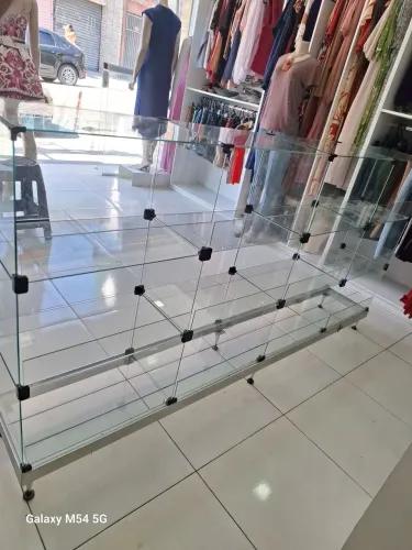 Vitrini balcão com medida de 1m Cumprimento X 30 cm de Lagura X 30 cm de Fundura  R$ 1.000