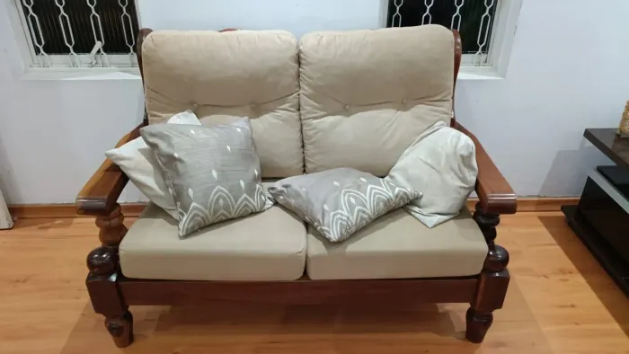 Vende-se sofá de madeira
